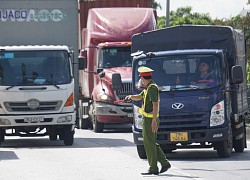 Phòng dịch Covid-19, Hải Phòng dán logo đỏ &#8211; vàng &#8211; xanh phân loại phương tiện vận tải