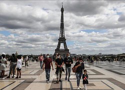 Tháp Eiffel đón du khách trở lại sau 9 tháng đóng cửa do dịch COVID-19