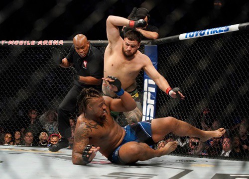 Võ sĩ thắng knock-out sau 67 giây ở UFC 264