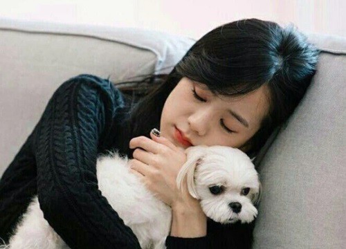 Bất hòa với Lisa, thân mật với Jisoo chưa đủ, nhân vật này còn khiến BLINK "nổi đóa" khi được nhận quà và thư tay từ các lãnh đạo của Dior