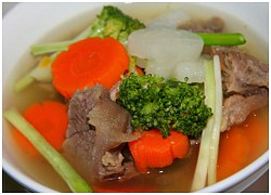 Canh móng giò hầm rau củ cho bà mẹ mới sinh