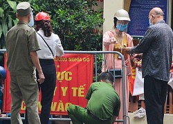 CLIP: Phong toả 2 lớp rào, khử khuẩn nơi ở của 2 mẹ con dương tính SARS-CoV-2