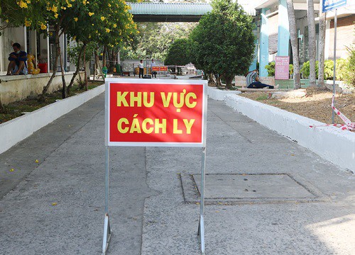 Trốn cách ly, cô gái khóc nức nở khi bị lực lượng chức năng đến tận nhà kéo đi