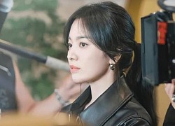 Ghi hình dưới cái nắng gay gắt, Song Hye Kyo lộ món phụ kiện sang chảnh đầu tiên trong phim đánh dấu sự tái xuất