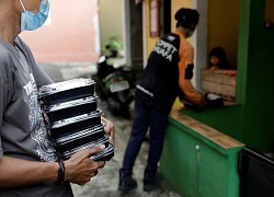 Indonesia phát thức ăn cho bệnh nhân COVID-19 cách ly tại nhà