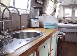 Khám phá nhà thuyền sành điệu, tiết kiệm, và ấm cúng của người mẹ đơn thân ở nước Anh