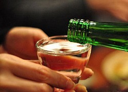 Lên sóng uống rượu tâm sự, hai streamer bất ngờ lao vào combat thật, nữ streamer xinh đẹp cũng "sưng mặt" khi cố can gián