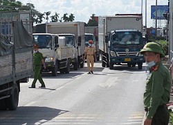 Tài xế xe liên tỉnh gặp khó vì 'kiểm dịch mỗi nơi một kiểu'