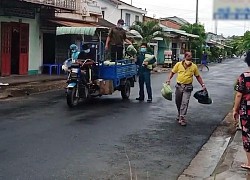 Trưởng ấp tự phát từng bịch gạo, mớ rau tới bà con