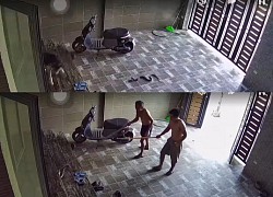 Kinh hãi khoảnh khắc con rắn "khủng" trườn vào nhà dân, 2 người đàn ông phối hợp mới bắt được