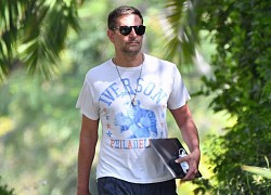 Bradley Cooper diện mạo trẻ trung đến nhà bạn trao đổi công việc