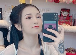 Đang xem hot girl livestream bỗng thấy &#8220;bà thím&#8221; lạ xuất hiện, dân mạng thở dài: Lại tắt nhầm filter đây mà!