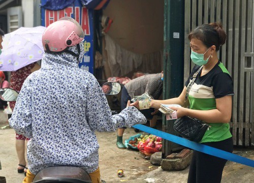 Hà Nội ngày đầu giãn cách: Chợ đông nghịt, hàng hóa dồi dào, giá ổn định