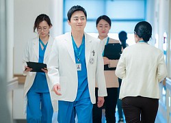 Hospital Playlist 2 nối bước Penthouse hoãn chiếu một tuần, netizen khóc ròng "phải chờ tới bao giờ đây?"