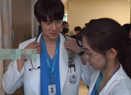 "Nàng Đông" bị xô ngã thô bạo ở hậu trường Hospital Playlist 2, Yoo Yeon Seok có cách xử lý siêu ngọt ngào!