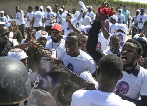 Nổ súng tại lễ tang Tổng thống Haiti, quan khách vội vã tìm nơi trú ẩn