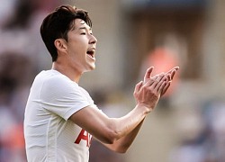 Son Heung-min bật cười khi đồng đội sút lên khán đài