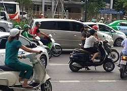 Suýt bị xe tải đâm trúng, 2 cô gái bị CĐM nhắc nhở: &#8216;Buôn chuyện thì lên vỉa hè đứng cho có lãi&#8217;