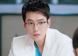 Tài tử Jung Kyung Ho (Hospital Playlist) từng bị hàng xóm gọi cảnh sát bắt, nghe lý do của bạn trai Sooyoung mà "cạn lời"