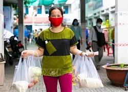 TP Hồ Chí Minh nỗ lực đưa tiền hỗ trợ sớm đến tay người dân khó khăn