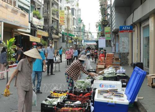 TP Hồ Chí Minh tận dụng điểm bán lẻ đưa thực phẩm đến người dân