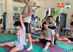 Văn Toàn "siết cổ" Tuấn Anh, Công Phượng giả ngất khi tập thể lực ở phòng gym