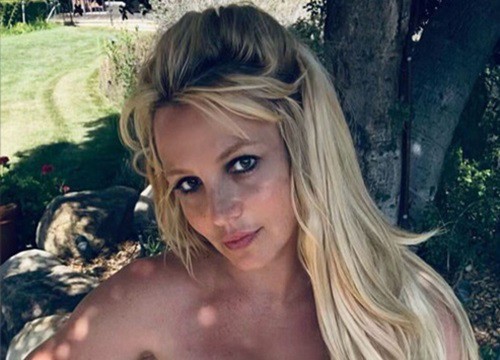 Britney Spears chụp ảnh ngực trần