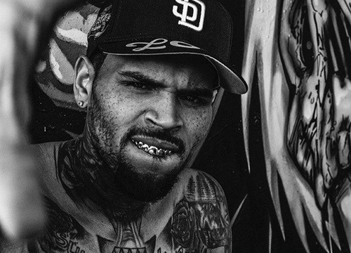 Chris Brown phủ kín 28 chiếc răng bằng vàng