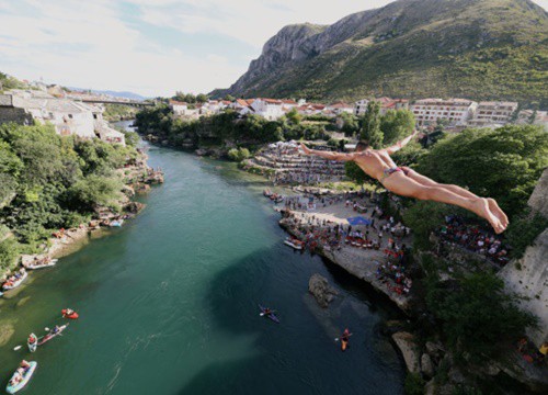 Cuộc thi nhảy cầu truyền thống từ độ cao 26 m ở Bosnia