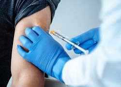 Giãn cách hai mũi vaccine COVID của Pfizer giúp tăng kháng thể