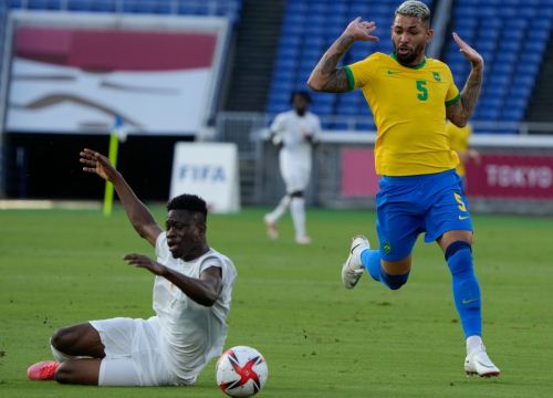 Người hâm mộ phản ứng gay gắt với trọng tài sau chiếc thẻ đỏ của cầu thủ Olympic Brazil