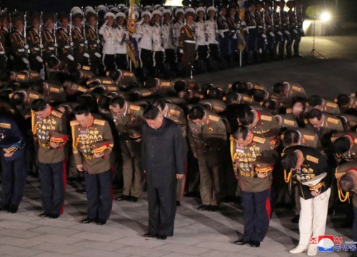 Ông Kim Jong-un xuất hiện sau thông tin sụt cân