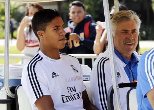 Raphael Varane nói với HLV Ancelotti: Tôi muốn đến MU!