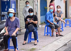 TP.HCM: Hàng chưa kịp lên kệ siêu thị, người mua đã xếp hàng chờ sẵn