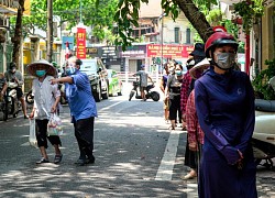 Xếp hàng nhận gạo, mì tôm miễn phí ở Hà Nội trong ngày đầu giãn cách xã hội