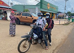 Bị trộm lấy xe máy, 2 anh em quyết dãi nắng đi bộ 400km về quê và "cái kết đẹp" ở gần cuối hành trình