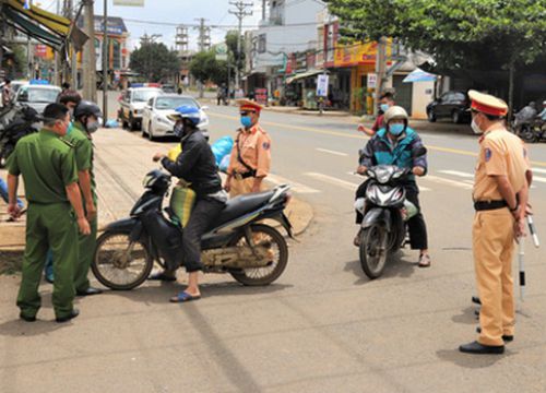 Đình chỉ công tác chủ tịch phường cho người từ vùng dịch cách ly tại nhà