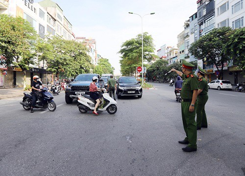 Gặp cậu nhóc đạp xe ra đường, chiến sĩ công an dở khóc dở cười trước "lời khai" thật thà của bé