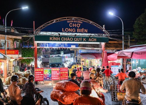 Hà Nội phong tỏa một phần chợ Long Biên