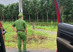 Hai chị em lúi húi bên đường, chiến sĩ công an tiến đến hỏi thì biết được lý do khiến người ta thương cảm