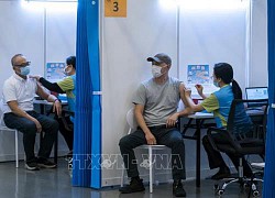 Hong Kong bắt buộc nhân viên y tế và công chức tiêm vaccine ngừa COVID-19