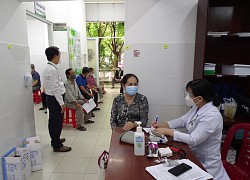 Người cao tuổi, mắc bệnh nền có nên tiêm vaccine Covid-19?