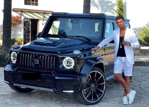 Ronaldo khoe xe được bạn gái tặng