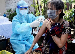 TP Hồ Chí Minh: Người dân khu phong tỏa vui mừng khi được tiêm vaccine