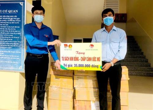 Trao tặng sách giáo khoa cho học sinh tiểu học có hoàn cảnh khó khăn