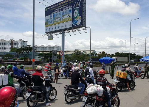 Vì sao Thủ tướng yêu cầu người dân không ồ ạt về quê tránh dịch?