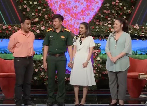 Anh chiến sĩ cười tít mắt trên show hẹn hò khi được tỏ tình: "Không cần yêu cầu gì, chỉ cần là bộ đội!"