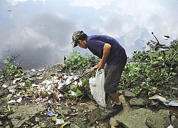 Bắt gặp người đàn ông nghèo thu gom ve chai giữa trưa nắng và hành động ấm lòng của chiến sĩ CSGT trực chốt kiểm soát