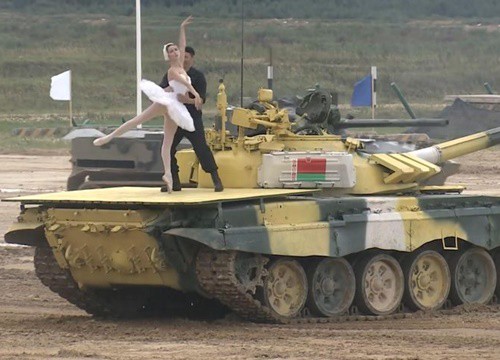 Cặp đội múa ballet trên xe tăng mừng Army Games 2021