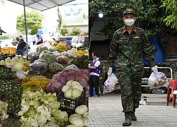 Dịch bệnh nguy hiểm, hẻm nhỏ chằng chịt không làm nản chí bộ đội giúp dân